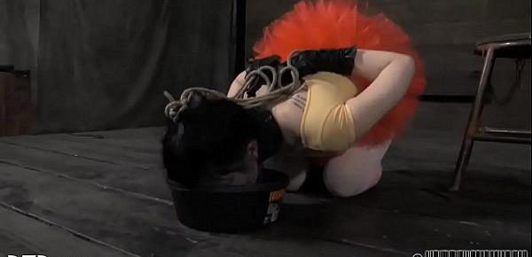  Upside down babe gives oral-job